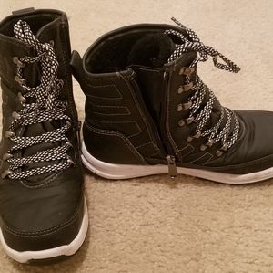 Weatherproof shoes in size 8